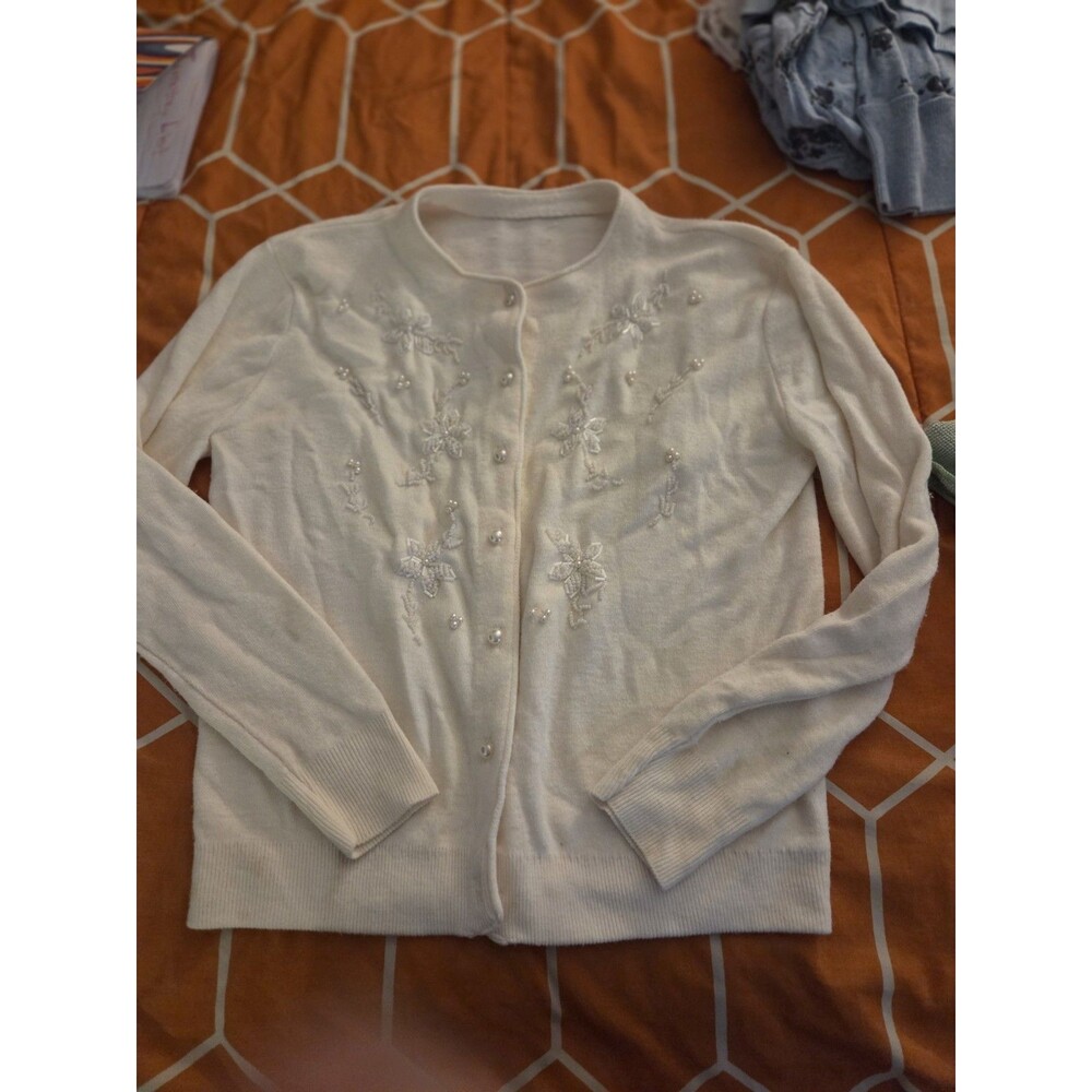 White Beaded Floral Embroidered Knit Cardigan Sweater Crew Neck Long Sleeve y2k